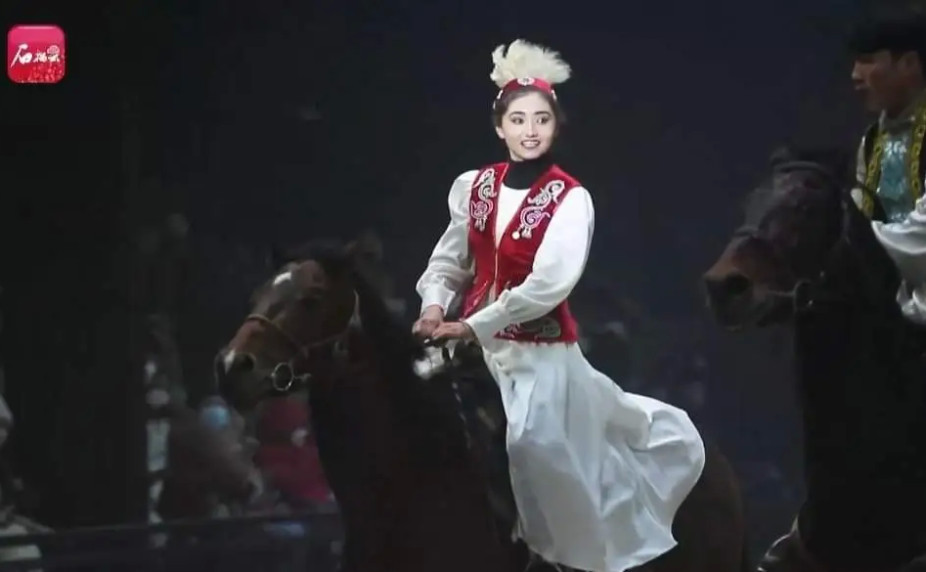 Жас қыз аузына терең мүшесін алады