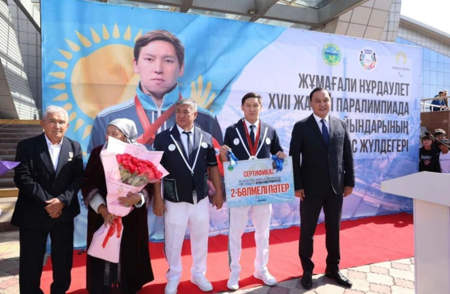 Жамбылдық параспортшыға 2 бөлмелі пәтер мен көліктің кілті табысталды Жамбылдық параспортшыға 2 бөлмелі пәтер мен көліктің кілті табысталды