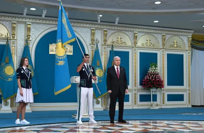 Токаев передал флаг знаменосцам перед стартом Игр в Париже Токаев передал флаг знаменосцам перед стартом Игр в Париже