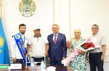 Демеу Жадыраевқа пәтер кілті табысталды Демеу Жадыраевқа пәтер кілті табысталды
