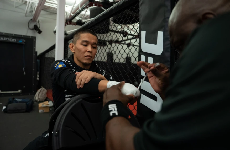 Асу Алмабаев потерпел первое поражение в UFC Асу Алмабаев потерпел первое поражение в UFC