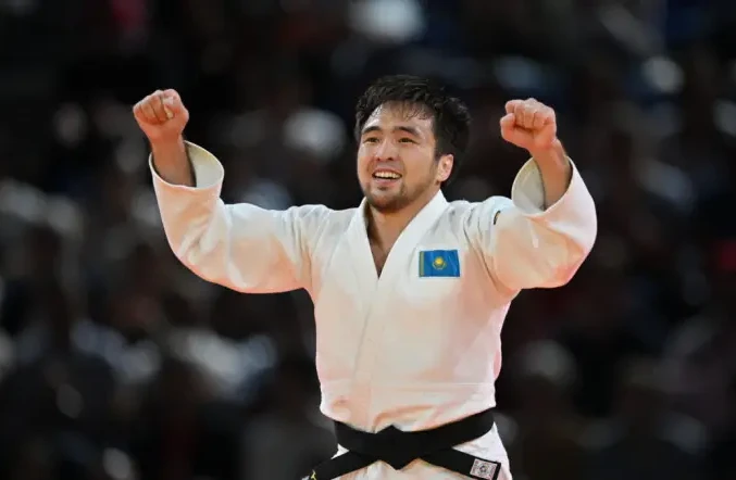 Сметов показал медаль Ушкемпирова, завоеванную 44 года назад Сметов показал медаль Ушкемпирова, завоеванную 44 года назад