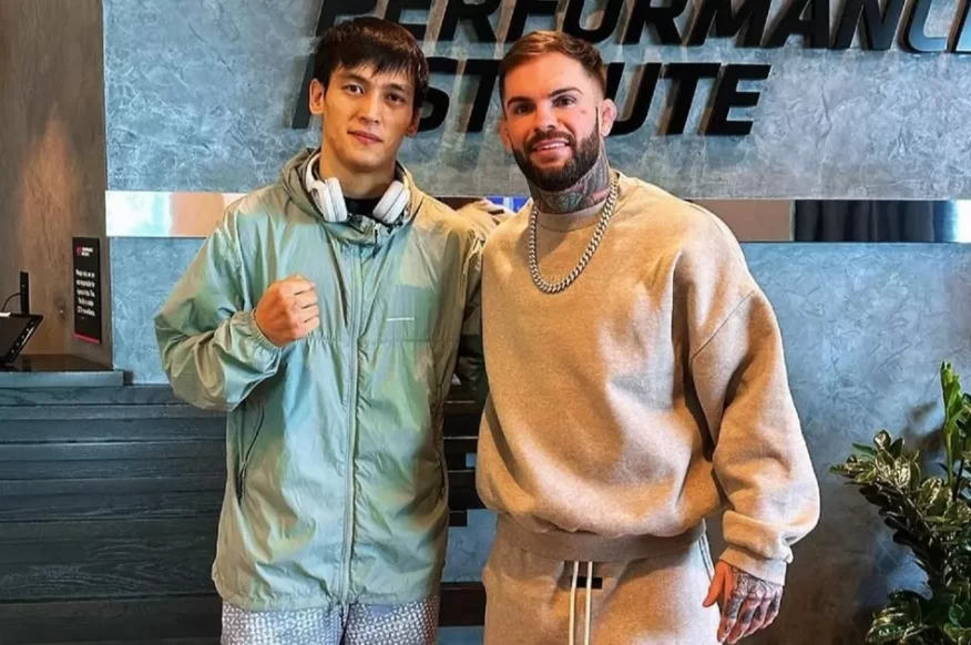 Қазақстандық файтер Азат Мақсұм UFC-дің бұрынғы чемпионымен кездесті Қазақстандық файтер Азат Мақсұм UFC-дің бұрынғы чемпионымен кездесті