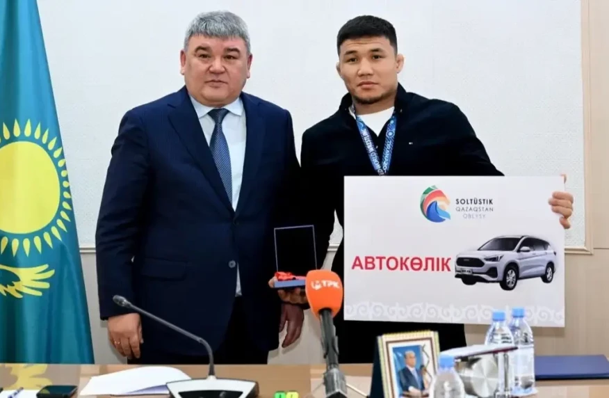 СҚО әкімдігі еркін күрестен әлем чемпионына автокөлік сыйға берді СҚО әкімдігі еркін күрестен әлем чемпионына автокөлік сыйға берді