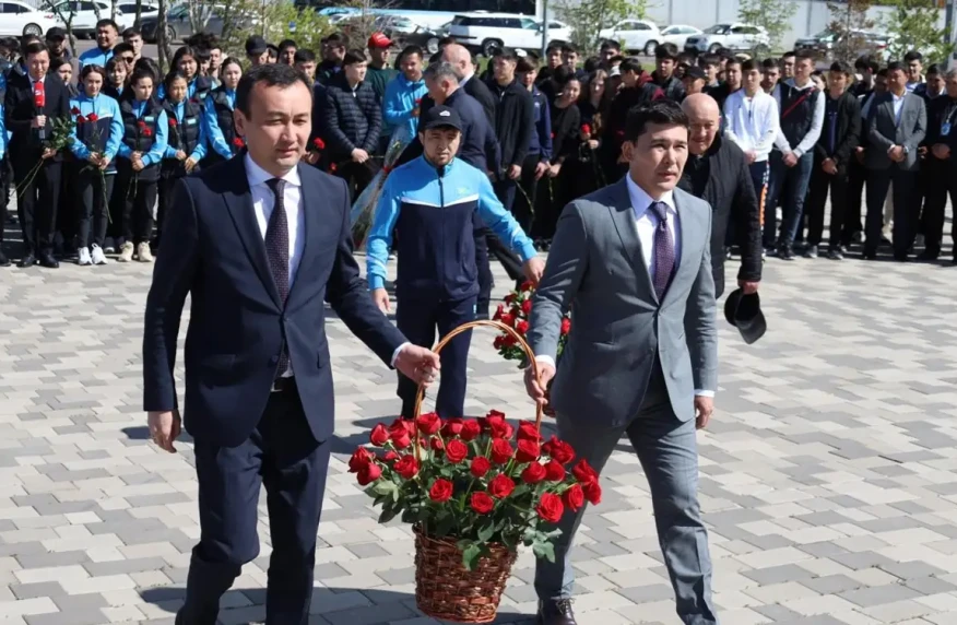 Жақсылық Үшкемпіровтың туған күніне орай ескерткішіне гүл шоқтары қойылды Жақсылық Үшкемпіровтың туған күніне орай ескерткішіне гүл шоқтары қойылды