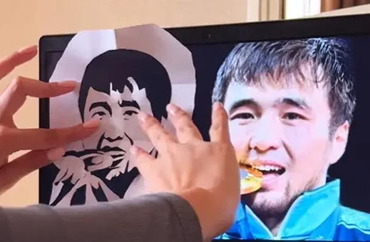 Қазақстандық шебер Олимпиада чемпионы Сметовтің суретін қағаздан қиып салды Қазақстандық шебер Олимпиада чемпионы Сметовтің суретін қағаздан қиып салды