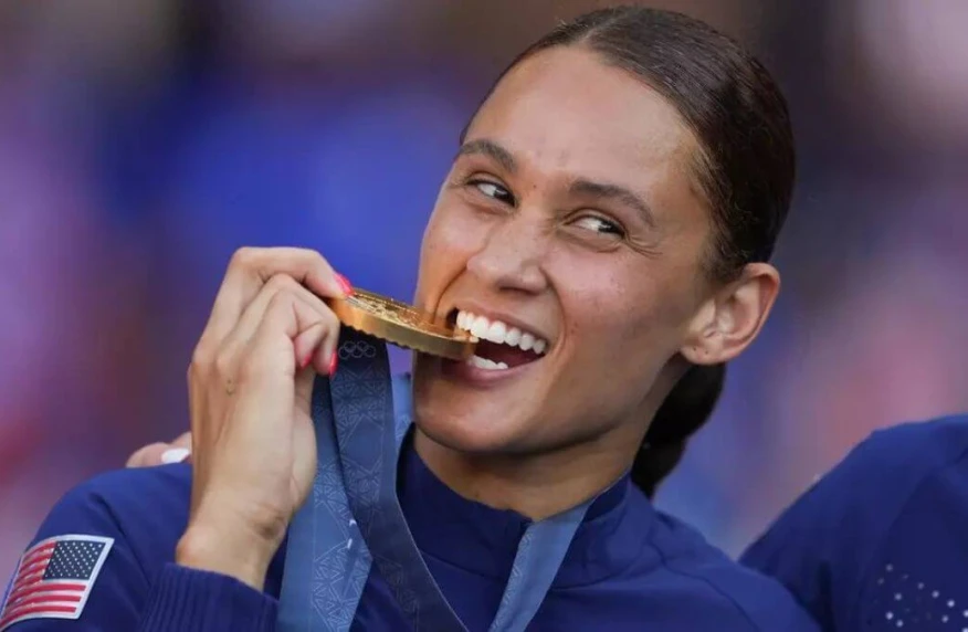 Париж олимпиадасының чемпионы медалін сындырып алды Париж олимпиадасының чемпионы медалін сындырып алды