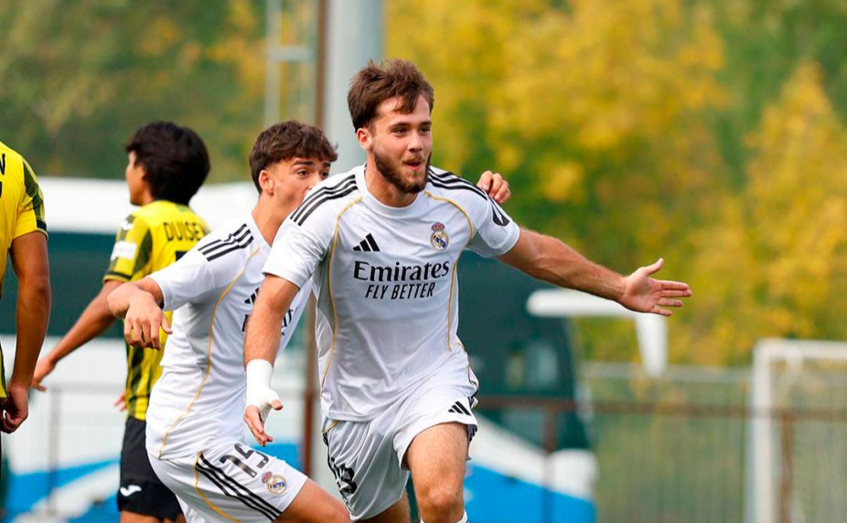 Жалаңаш денедегі футболкадағы үй фотосы