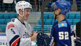 Хоккеист сборной Казахстана сообщил о переговорах с топ-клубом КХЛ