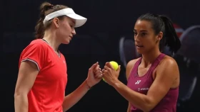 Рыбакина в паре с Гарсия проиграла Швентек и Бадосе на турнире в ОАЭ