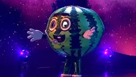 Қуат Хамитов «Қарбыз» кейпінде «Егіз Лебіз» хитін орындады