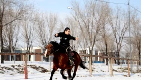 Казахстанская студентка установила рекорд по стрельбе из лука верхом на верблюде