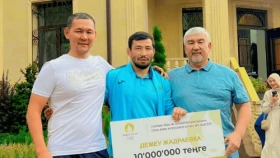 Ақтөбелік депутат Демеу Жадыраев пен бапкеріне сыйлығын табыстады