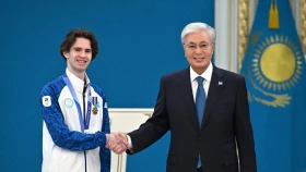 Қасым-Жомарт Тоқаев қысқы Олимпиада ойындарының чемпионы Михаил Шайдоровты марапаттады