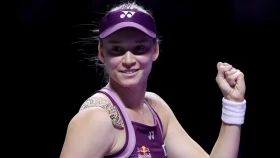 Рыбакина вышла в полуфинал АО