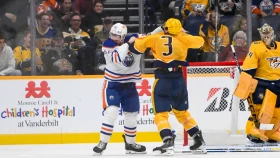 Нападающий «Эдмонтона» двумя ударами нокаутировал соперника во время матча НХЛ (ВИДЕО)