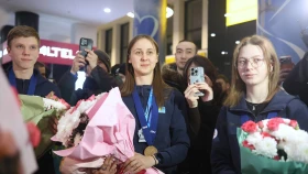 Сборную Казахстана торжественно встретили после триумфа на Чемпионате мира среди юниоров по конькобежному спорту