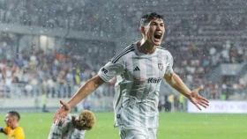 Зайнутдинов пен оның командаластары «Ризеспордың» сериясын тоқтатуға тырысады. «Ризеспор» — «Бешикташ» матчының тікелей эфирі