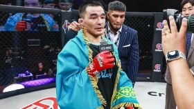 Болат Заманбеков кезекті жеңісімен чемпиондық жекпе-жекке жол ашты (видео)