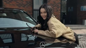 Футболшы Еркебұлан Сейдахмет әйеліне қымбат көлік сыйлады