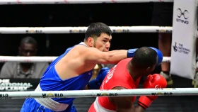 Айбек Оралбай выиграл у пятикратного чемпиона мира и вышел в финал ЧМ по боксу