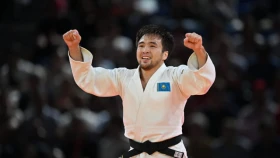 Елдос Сметов подарил автомобиль своему первому тренеру