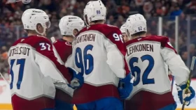 Судью увезли в больницу после столкновения с игроком на льду