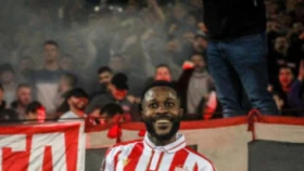 Африка футболындағы жанжал: ойыншы 1990 жылы дүниеге келді, ал анасы 1986 жылы дүниеден озды