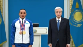 Мемлекет басшысы Қысқы Паралимпиада ойындарының чемпионы Ербол Хамитовты марапаттады