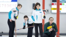 Казахстанские керлингисты разгромно побеждают в Канаде
