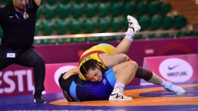 Работа над физической подготовкой: женская сборная Казахстана по борьбе готовится к чемпионату мира