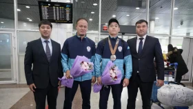 Астаналықтар әлем чемпионатының күміс жүлдегері Даниял Райымбековты әуежайдан күтіп алды
