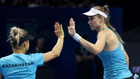 Елена Рыбакина обыграла Юлию Путинцеву в казахстанском дерби на турнире WTA 500 в Токио