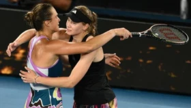 Елена Рыбакина уступила Арине Соболенко на выставочном турнире в ОАЭ (видео)