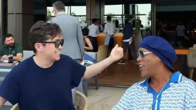 Танымал мобилограф Қыран Талапбек футболшы Роналдиньомен кездесті