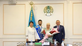 Аким области Жетісу подарил дом матери Демеу Жадраева