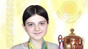 Астанада неміс қызы балаларға асық үйретіп жүр