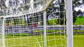 Атырауда 8 жасар қыздың үстіне футбол қақпасы құлап кеткен