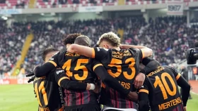 «Галатасарай» бір ойыншы кем ойнап, «Сивасспорды» жеңді (видео)