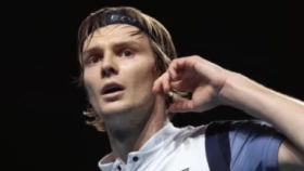 Александр Бублик вышел в четвертьфинал турнира в Аделаиде