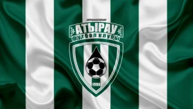 ВИДЕО: Футболисты «Атырау» помогают строить дамбу горожанам