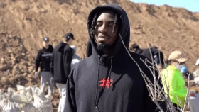 Баскетболист из Канады помогает бороться с паводками в Атырау