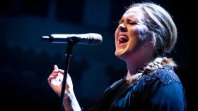 Певица Адель остановила концерт, чтобы посмотреть финал женской стометровки на ОИ-2024