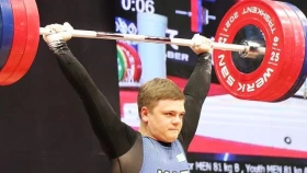 Казахстанский штангист завоевал «золото» юниорского чемпионата Азии
