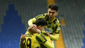 «Кайрат» обыграл «Олимпиакос», одержав первую победу в основной стадии