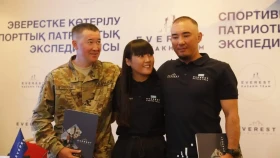 Эвересті бағындырған қазақстандық альпинистерге пәтер берілді