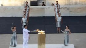 Франция Афиныдағы салтанатты іс-шарада Олимпиада алауын қабылдады