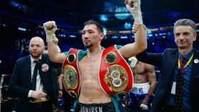 Официально объявлен бой Жанибека Алимханулы за три титула чемпиона мира