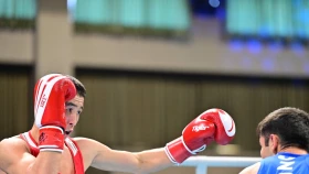 Казахстан одержал первую победу в мужских финалах на ЧА по боксу
