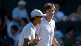 Амир Омарханов может стать первым казахстанцем в финале юниорского Большого шлема. Где и во сколько смотреть матч Омарханов/Плешивцев - Палданиус/Важны